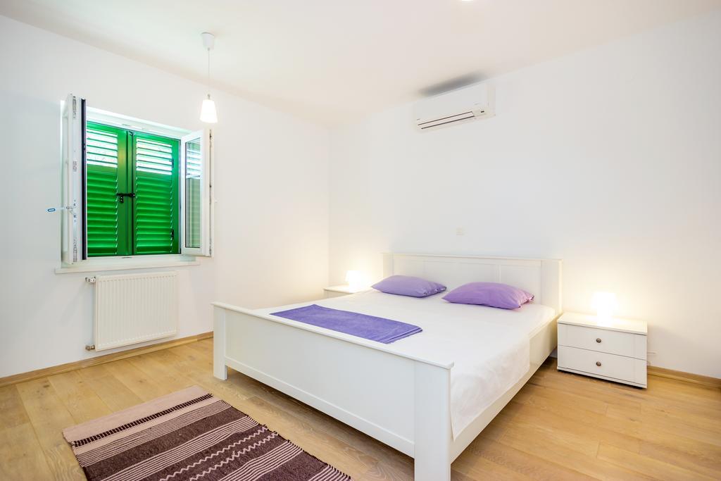 Apartment Barbina Kastelina Свети Юрай Екстериор снимка